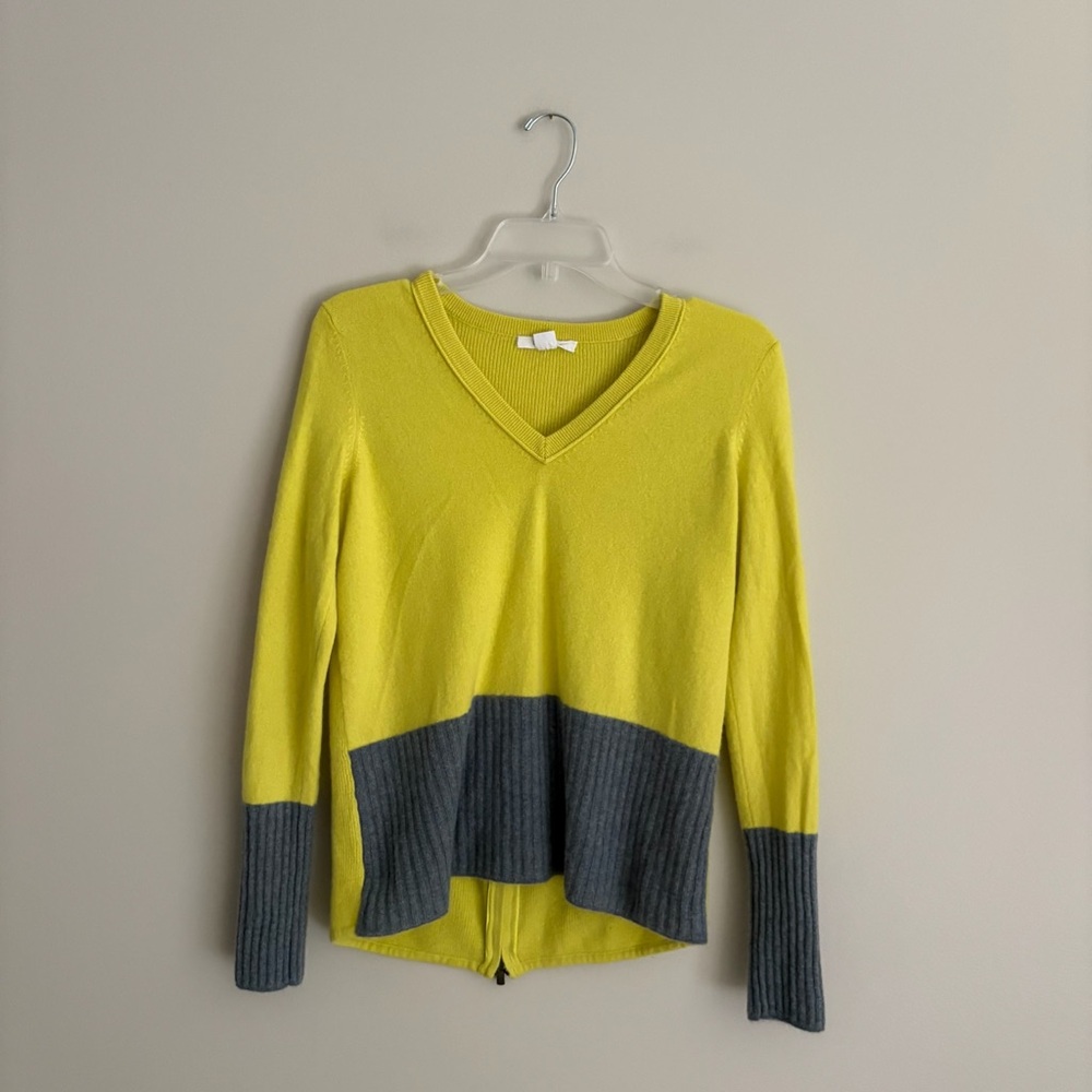 Duffy Chic Yellow and Gray V-Neck 100% Cashmere Sweater